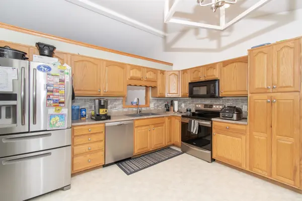 615 Seville CT, Ligonier, IN 46767