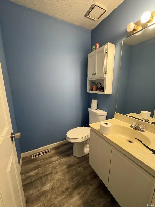 1923 Eagle Point CT, South Bend, IN 46628-4052