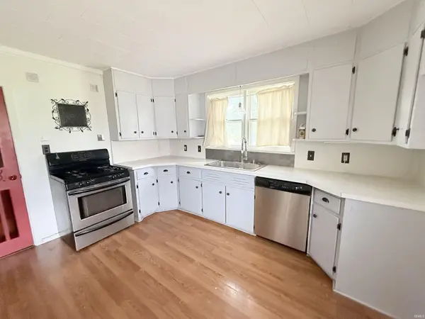 125 E Johnson ST, Wolcott, IN 47995-8072