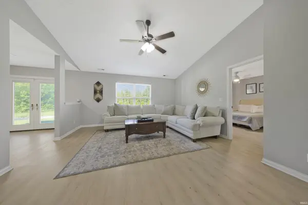 636 Sunflower CIR, Evansville, IN 47712