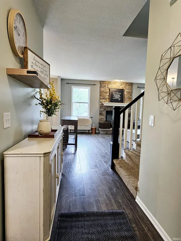10017 Banbury CT, Fort Wayne, IN 46818-8412