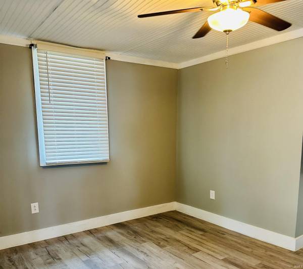 2908 Washington AVE, Bedford, IN 47421