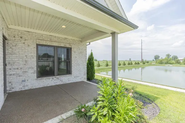 3390 White Oak TRL, Newburgh, IN 47630
