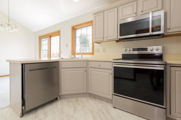 2322 Oakwood Park DR, South Bend, IN 46628-3475