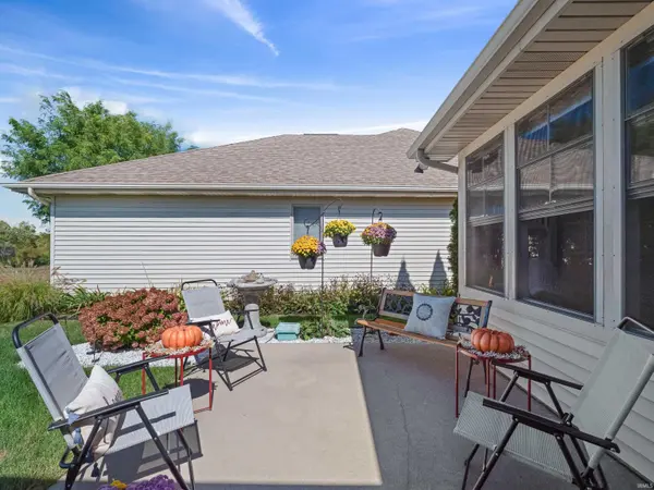 9513 Courtyard CV, Fort Wayne, IN 46825-8135