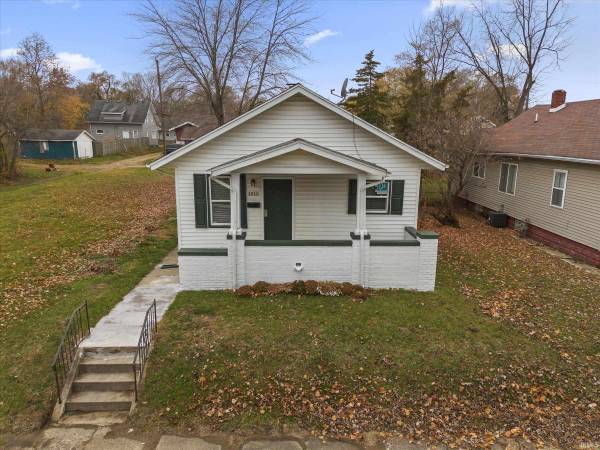 1515 Lebanon ST, South Bend, IN 46613-2836