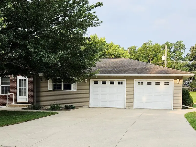 103 Sunset DR, Decorah, IA 52101
