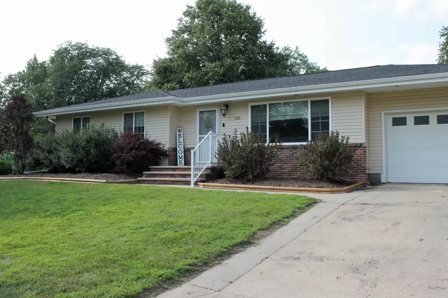 105 8th Pkwy, Waverly, IA 50677