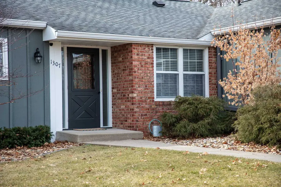 1307 Cedar River DR, Waverly, IA 50677