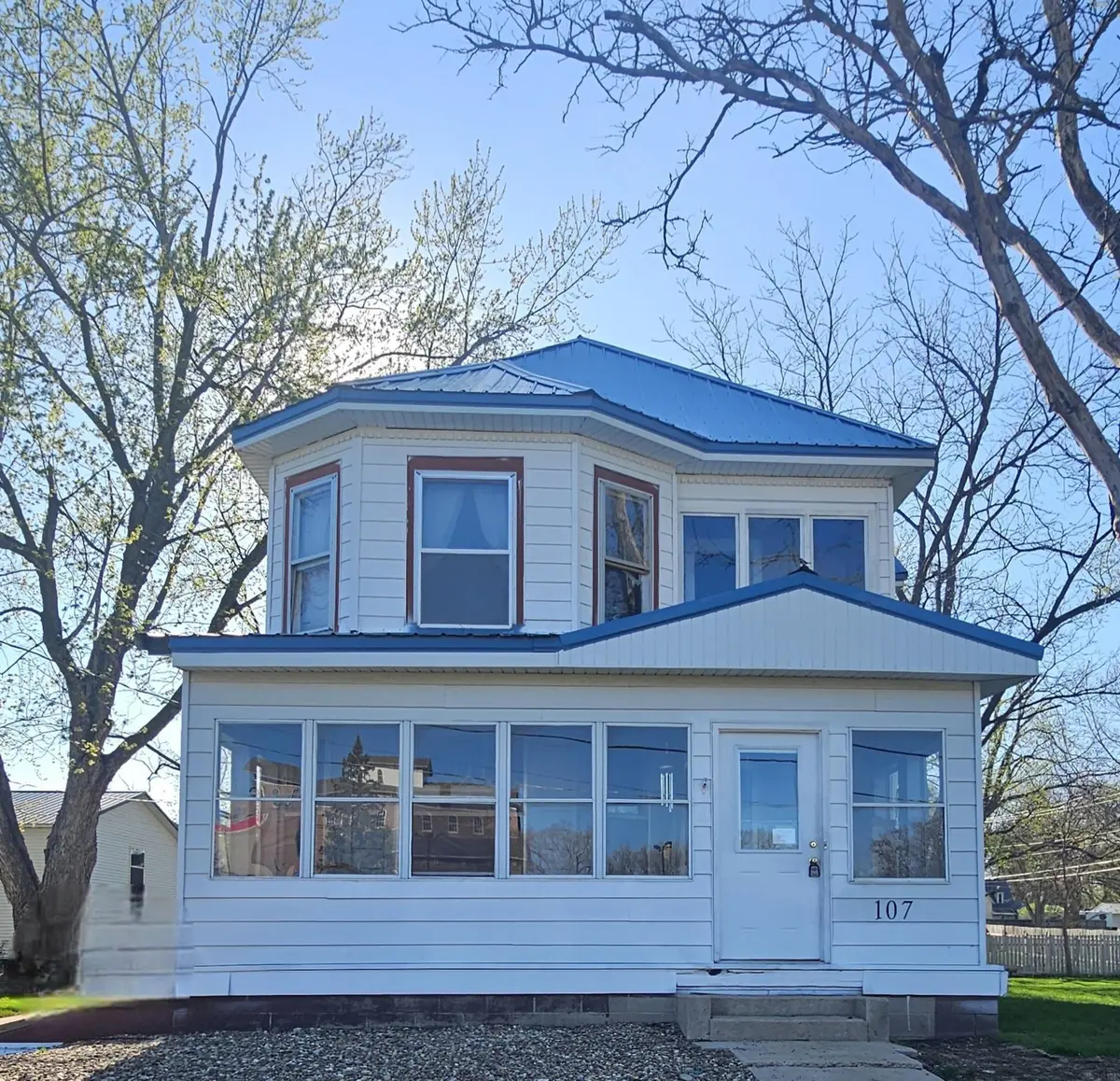107 NW 3rd Ave, Independence, IA 50644
