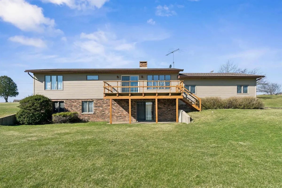 1808 Green Valley Rd NW, Waukon, IA 52172