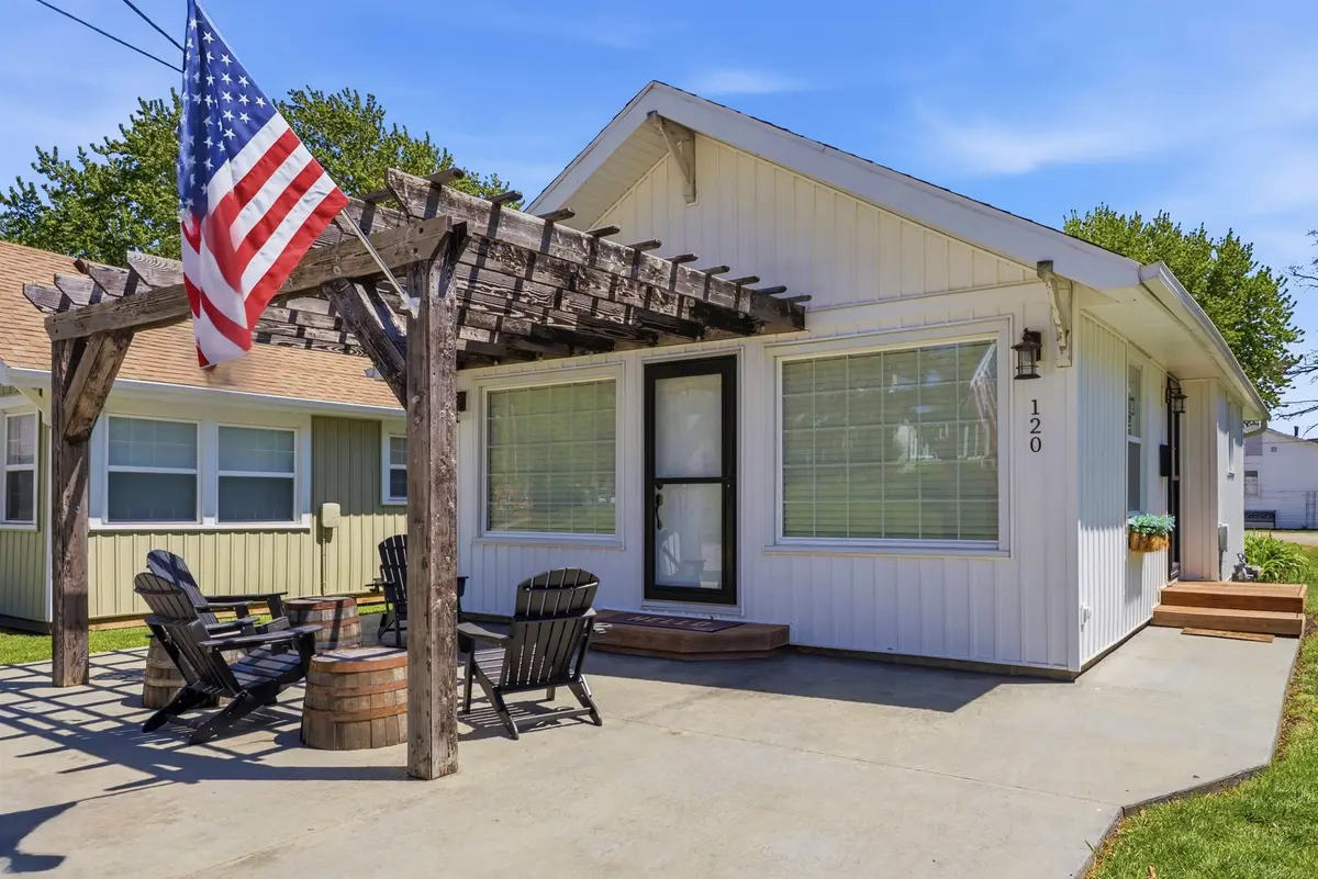 120 Mars Hill DR, Clear Lake, IA 50428