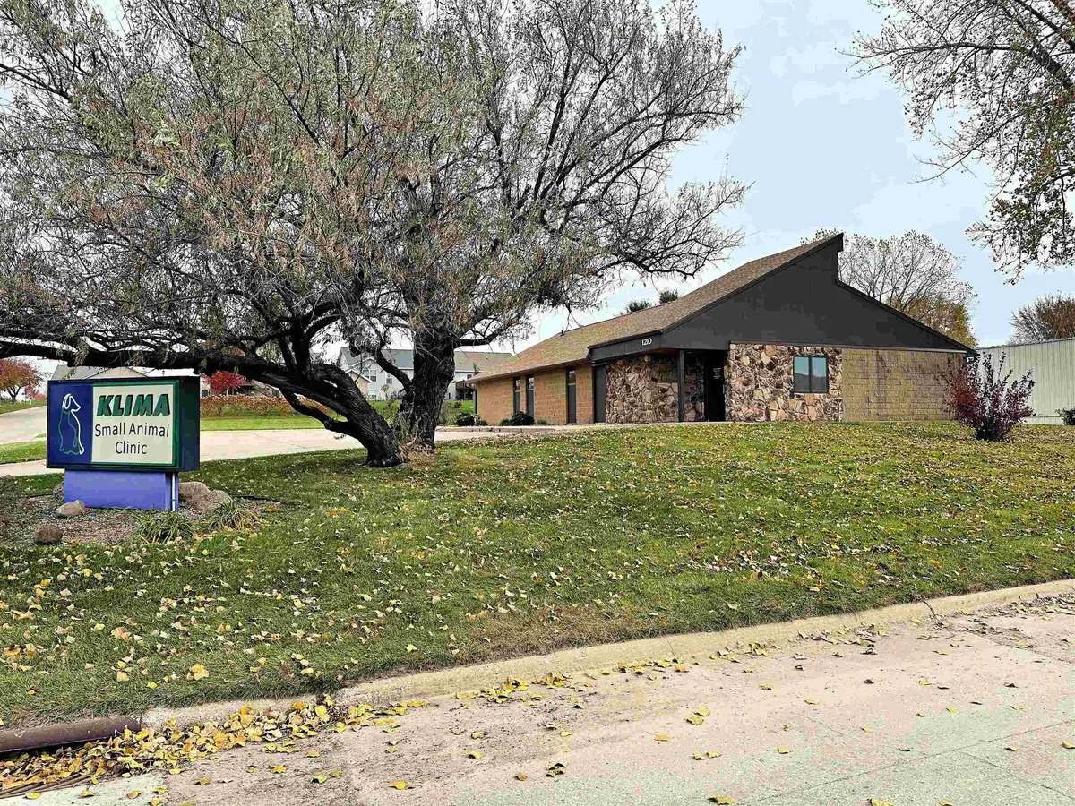 1210 Southtown DR, Waterloo, IA 50702