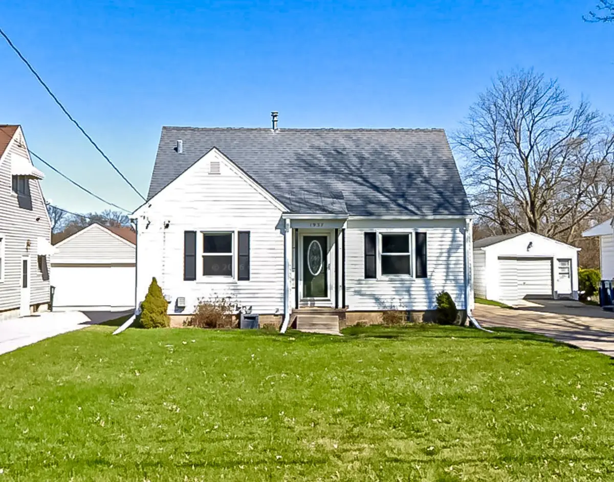 1937 W 7th ST, Waterloo, IA 50702