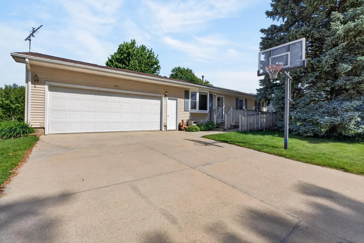 321 Devlin CIR, Cedar Falls, IA 50613