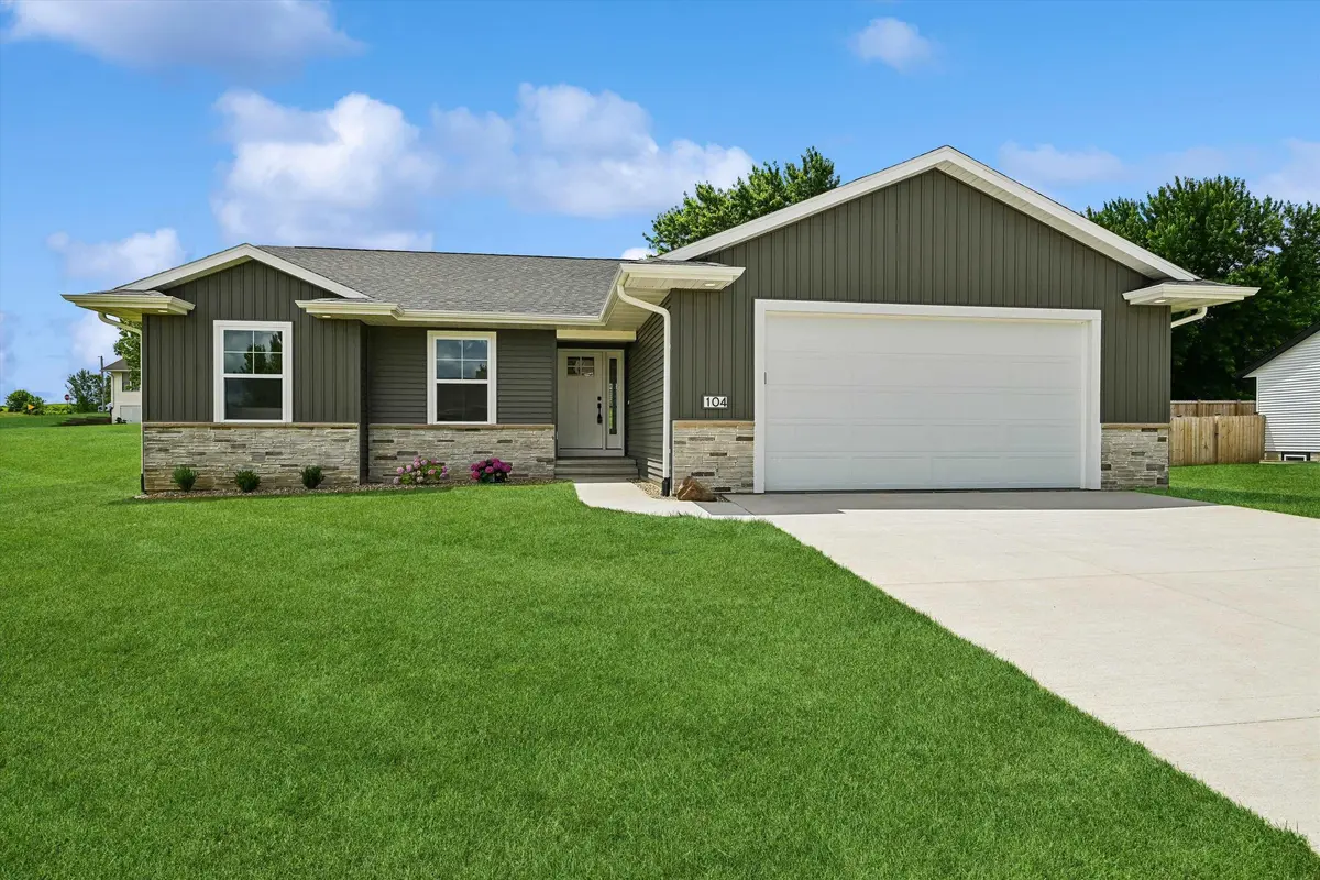 104 5th Ave CT, Coggon, IA 52218