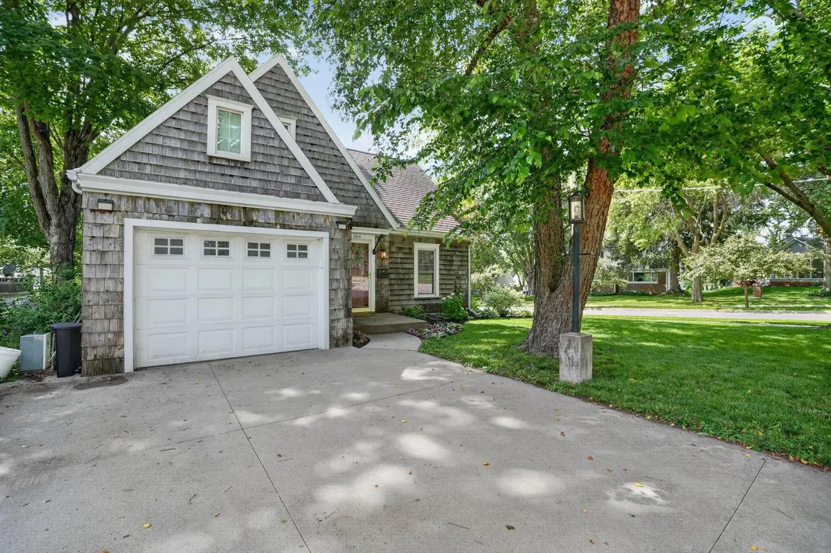 304 Columbia CIR, Waterloo, IA 50701