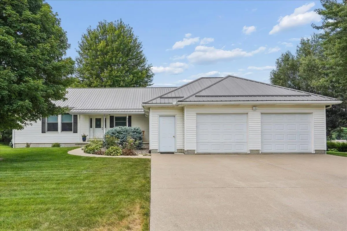 385 Hickory LN, Lansing, IA 52151