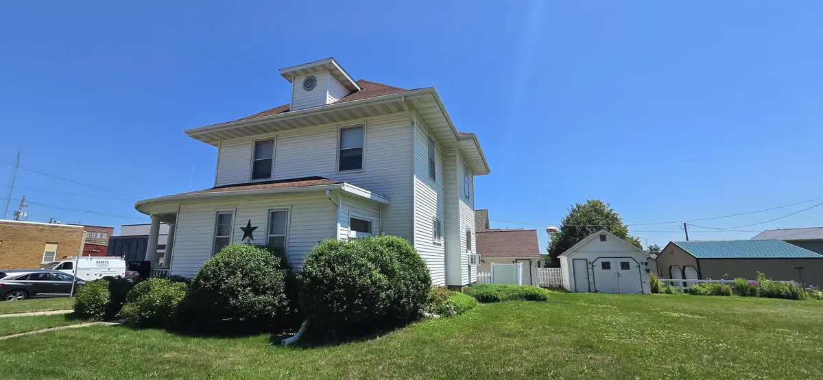 102 S Locust AVE, New Hampton, IA 50659