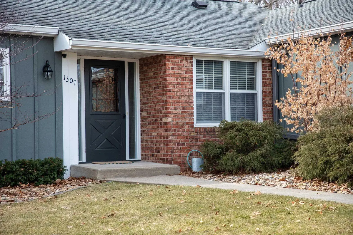 1307 Cedar River DR, Waverly, IA 50677