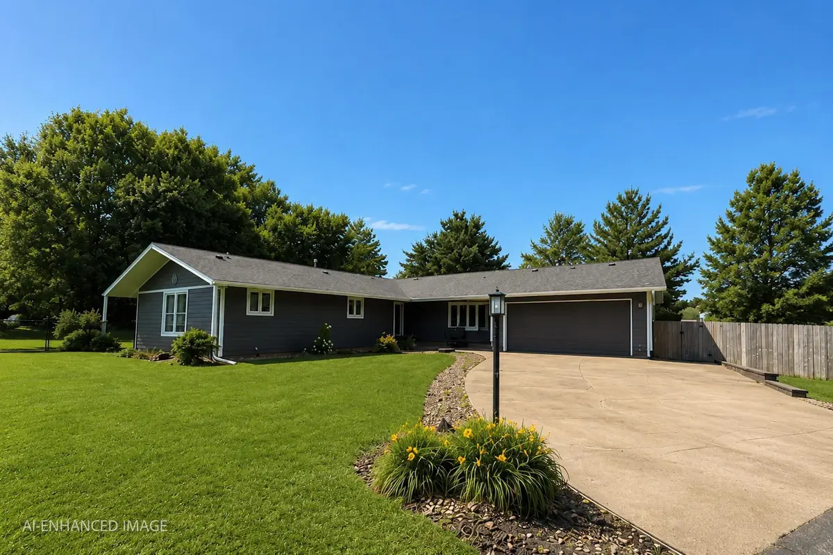 201 Oak Park CIR, Parkersburg, IA 50665