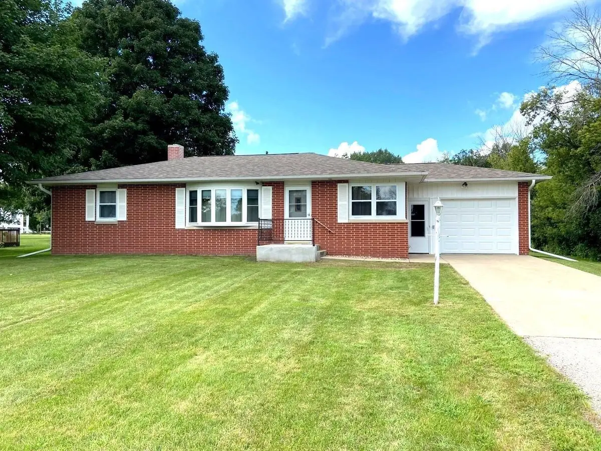 3035 Clark ST, Charles City, IA 50616