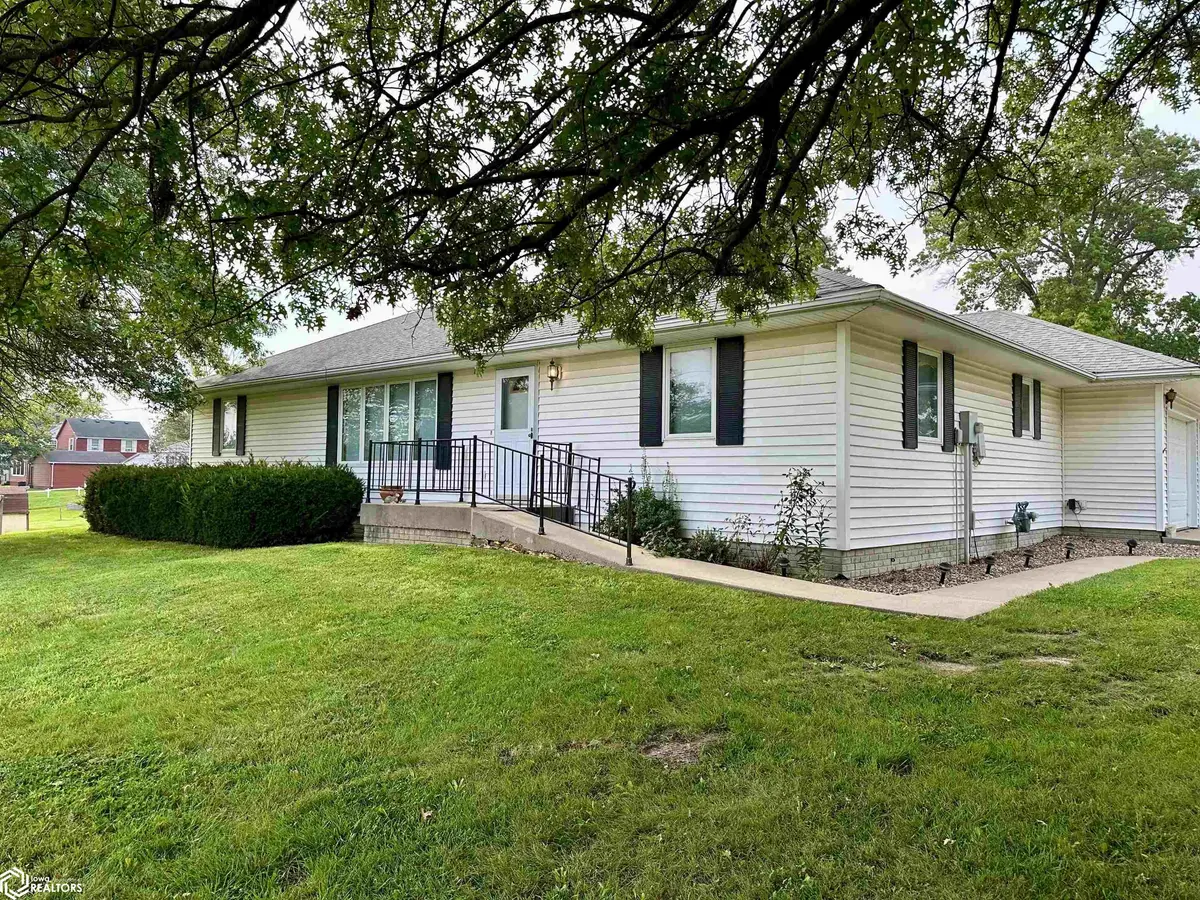 813 S 8th ST, Chariton, IA 50049