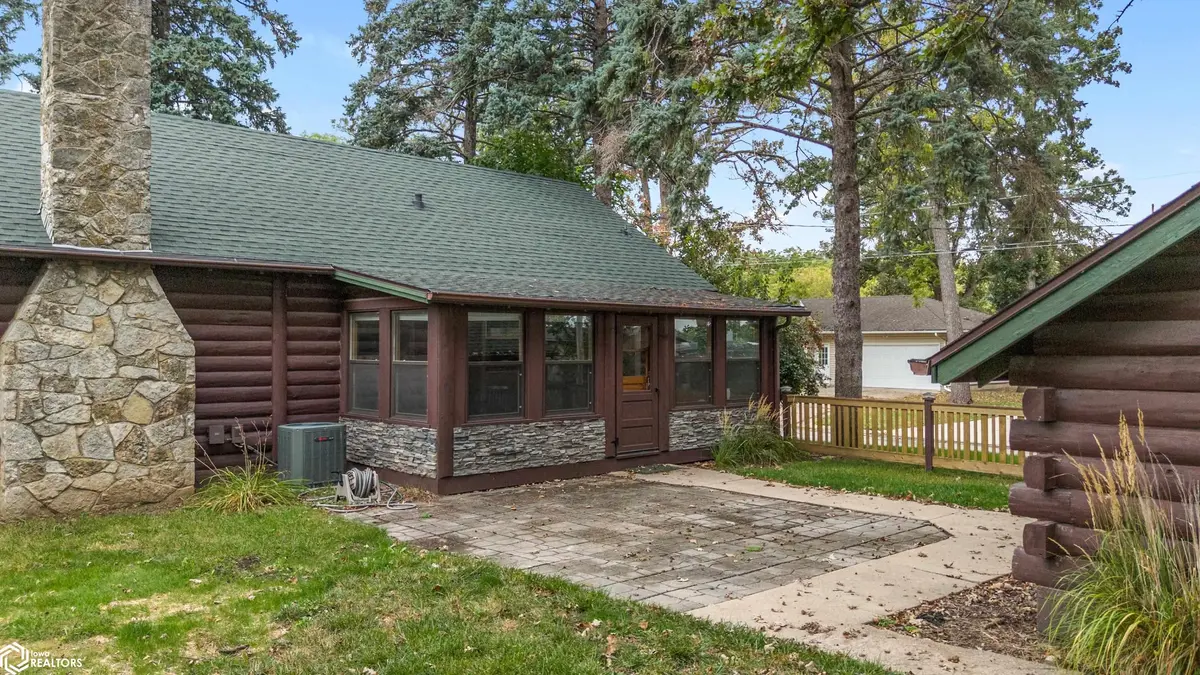 626 18th ST, Clear Lake, IA 50428