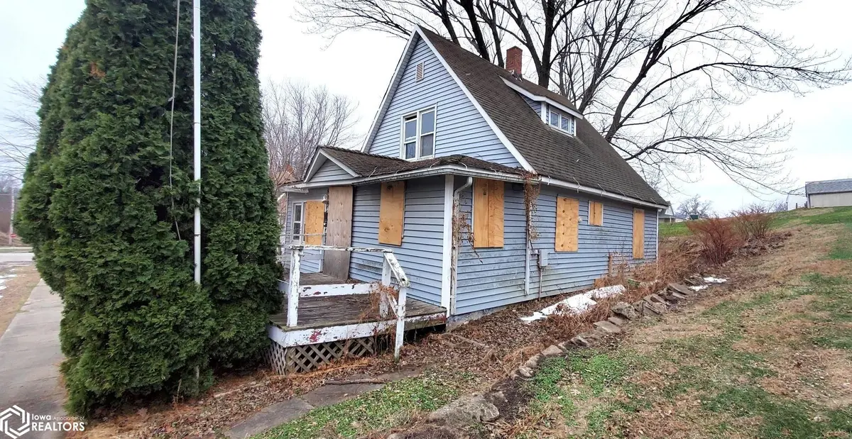 9 N F ST, Albia, IA 52531