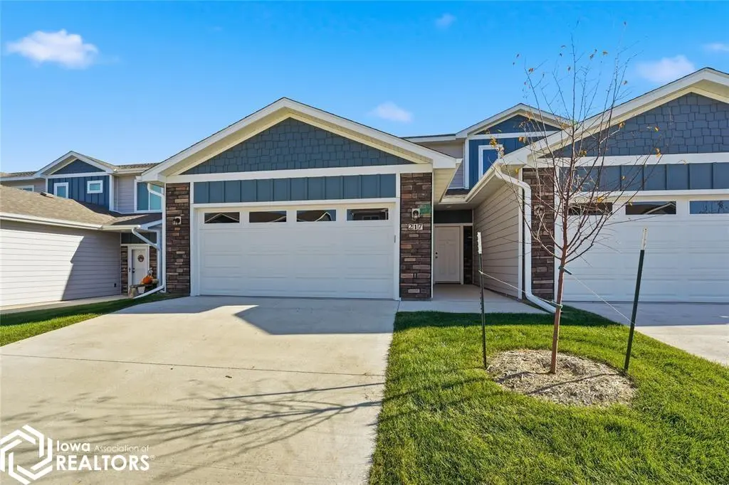 217 NW Waverly DR, Waukee, IA 50263