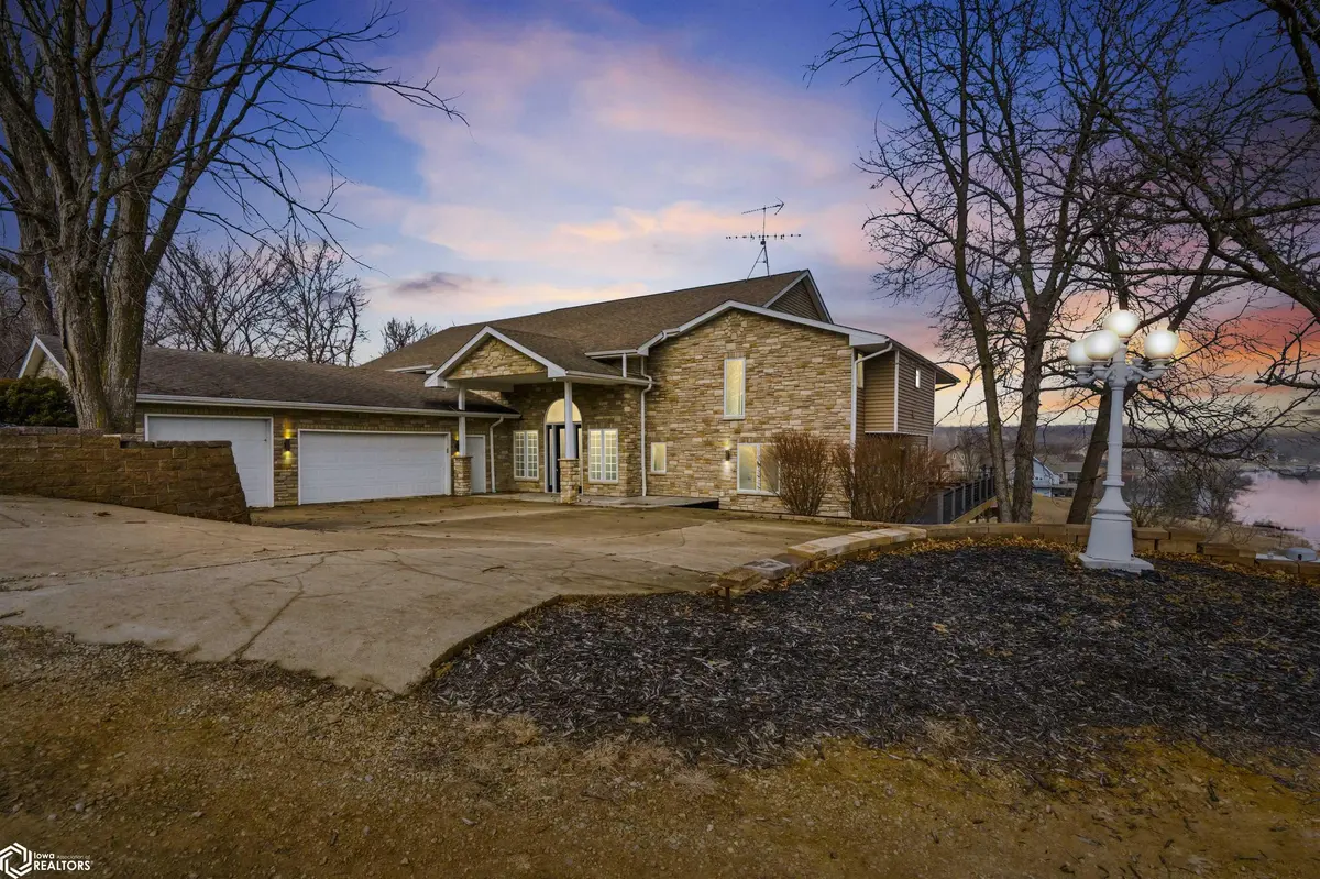 109 Cedar RD, Montezuma, IA 50171