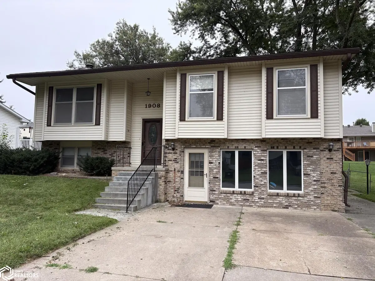 1908 Sunnyslope DR, Red Oak, IA 51566