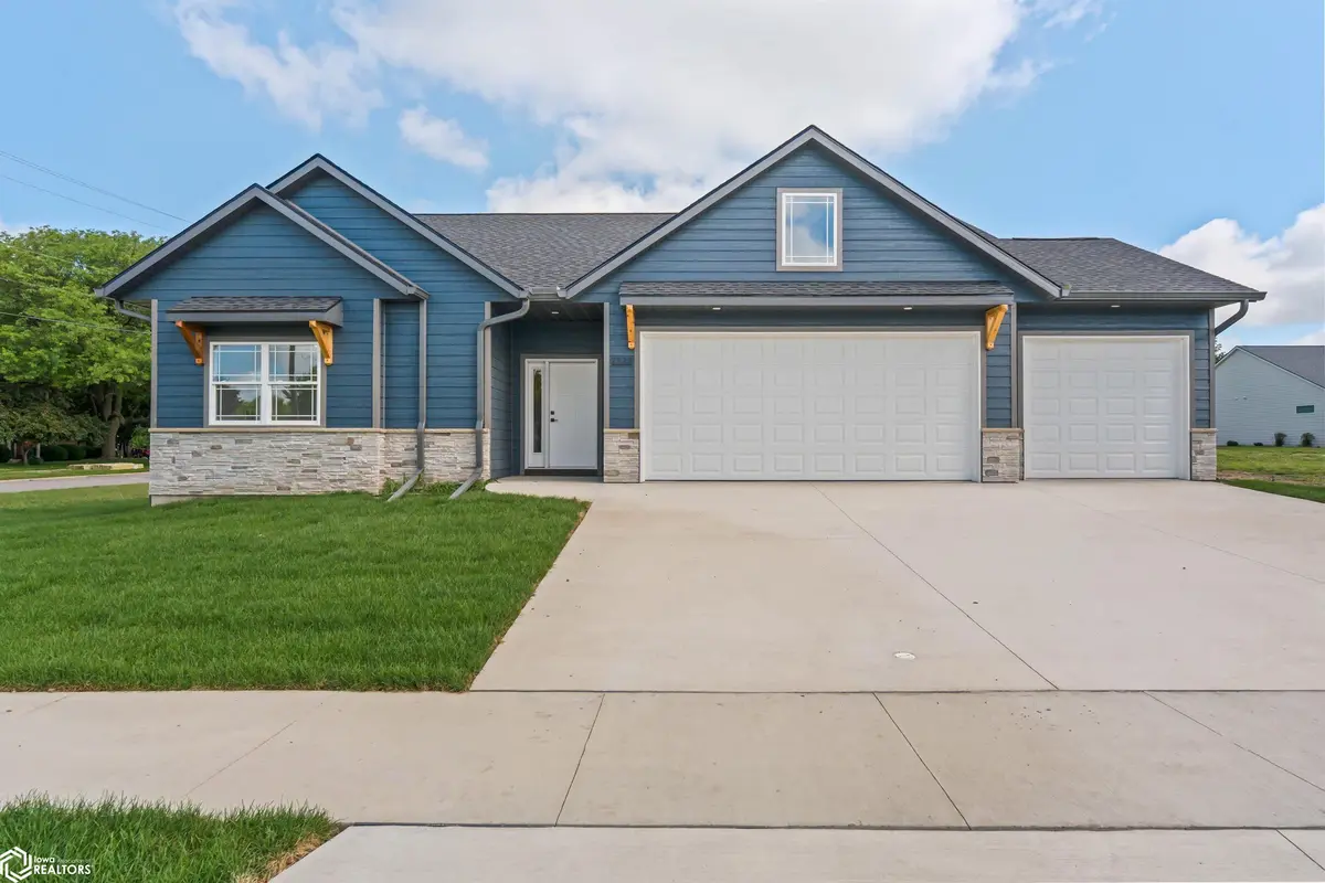 2320 Heritage LN, Iowa Falls, IA 50126