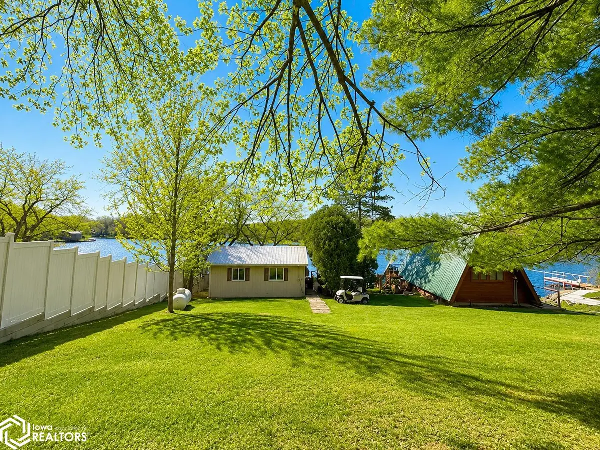1035 Lakeshore DR, Brooklyn, IA 52211