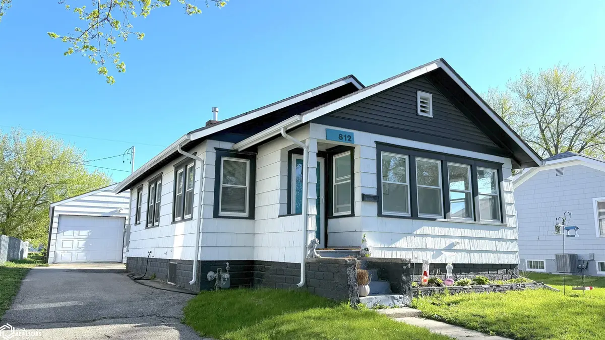 812 10th ST, Mason City, IA 50401