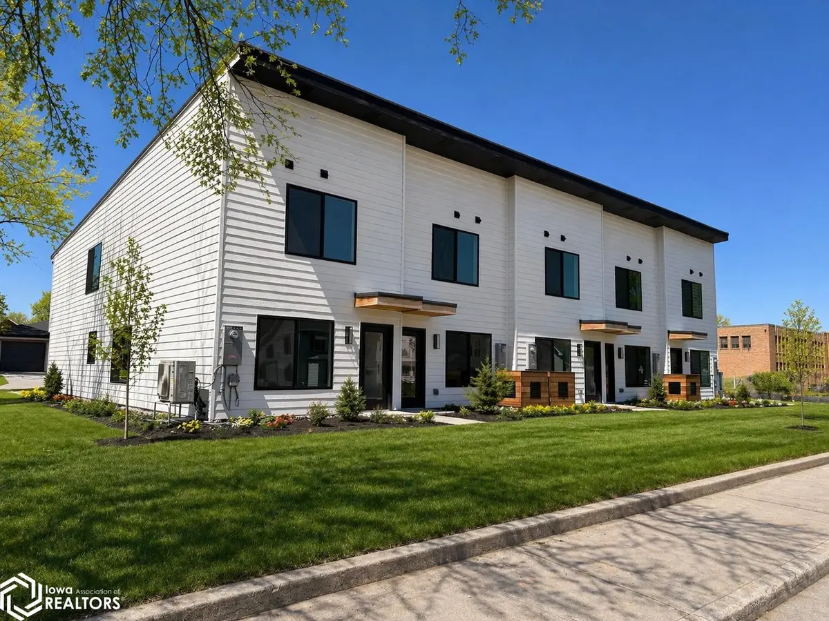 330 S 11th St, Sac City, IA 50583