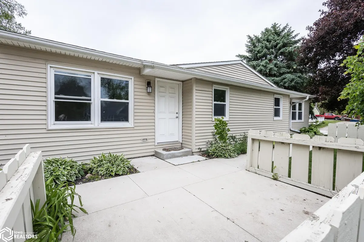 207 8Th AVE, Clear Lake, IA 50428