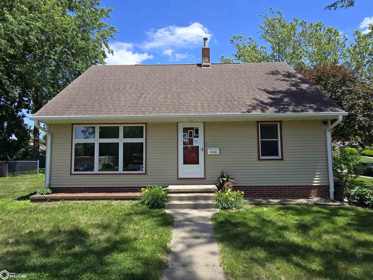 1011 Crest DR, Creston, IA 50801