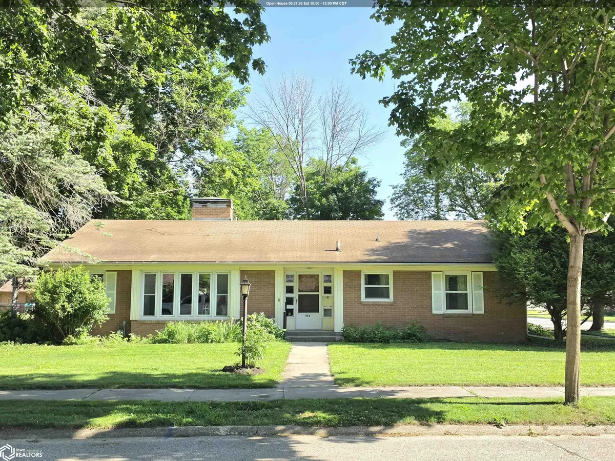 954 6th PL, Mason City, IA 50401
