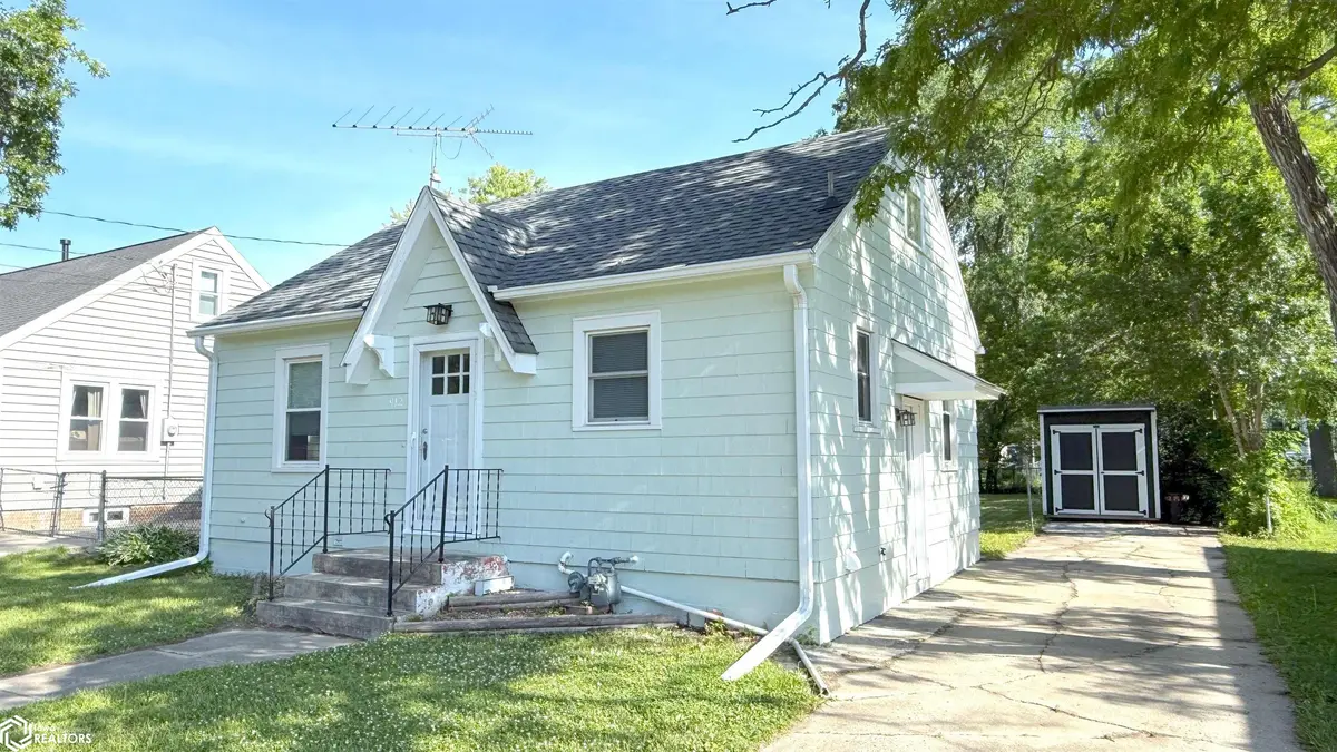 912 15th ST, Mason City, IA 50401