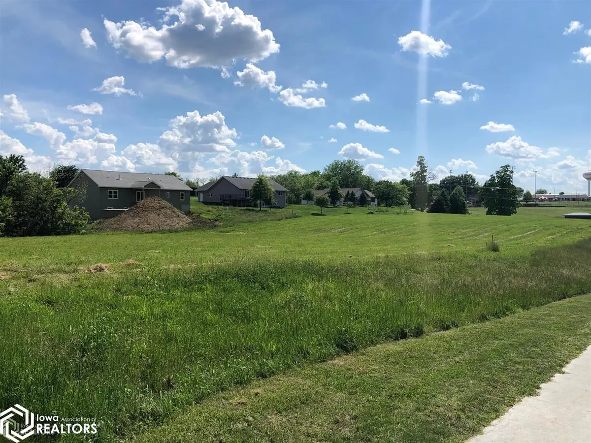 1104 Ilion AVE, Chariton, IA 50049