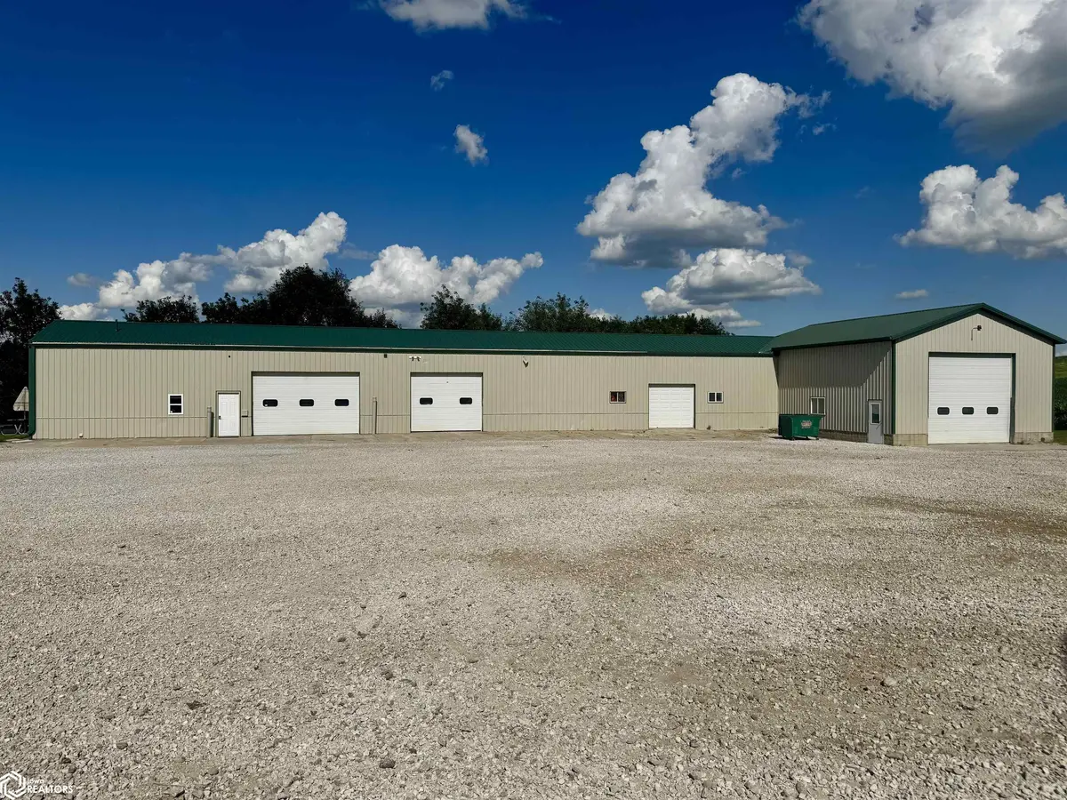 2190 Old 6 RD, Victor, IA 52347