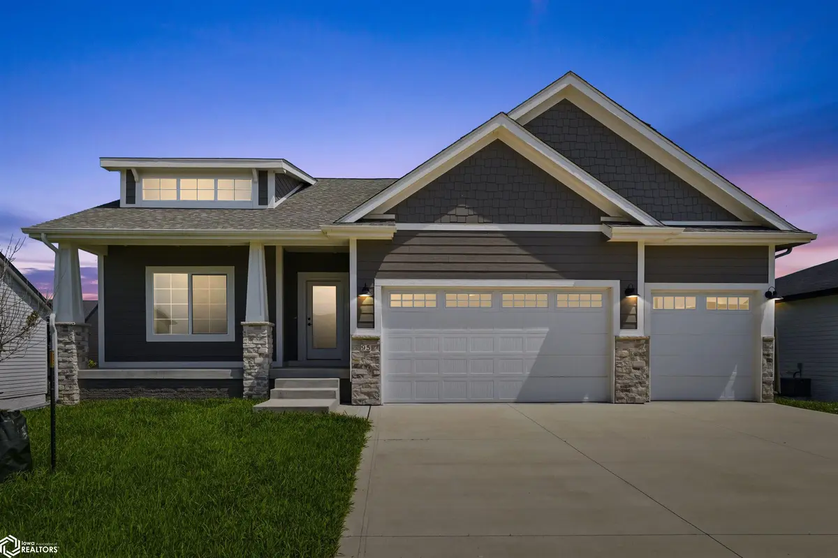 95 NW Hidden Knoll, Waukee, IA 50263