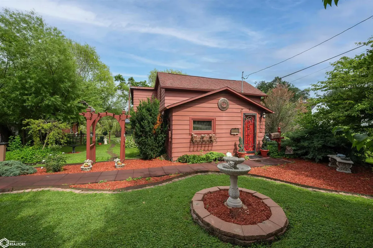 306 N 8th AVE, Vinton, IA 52349