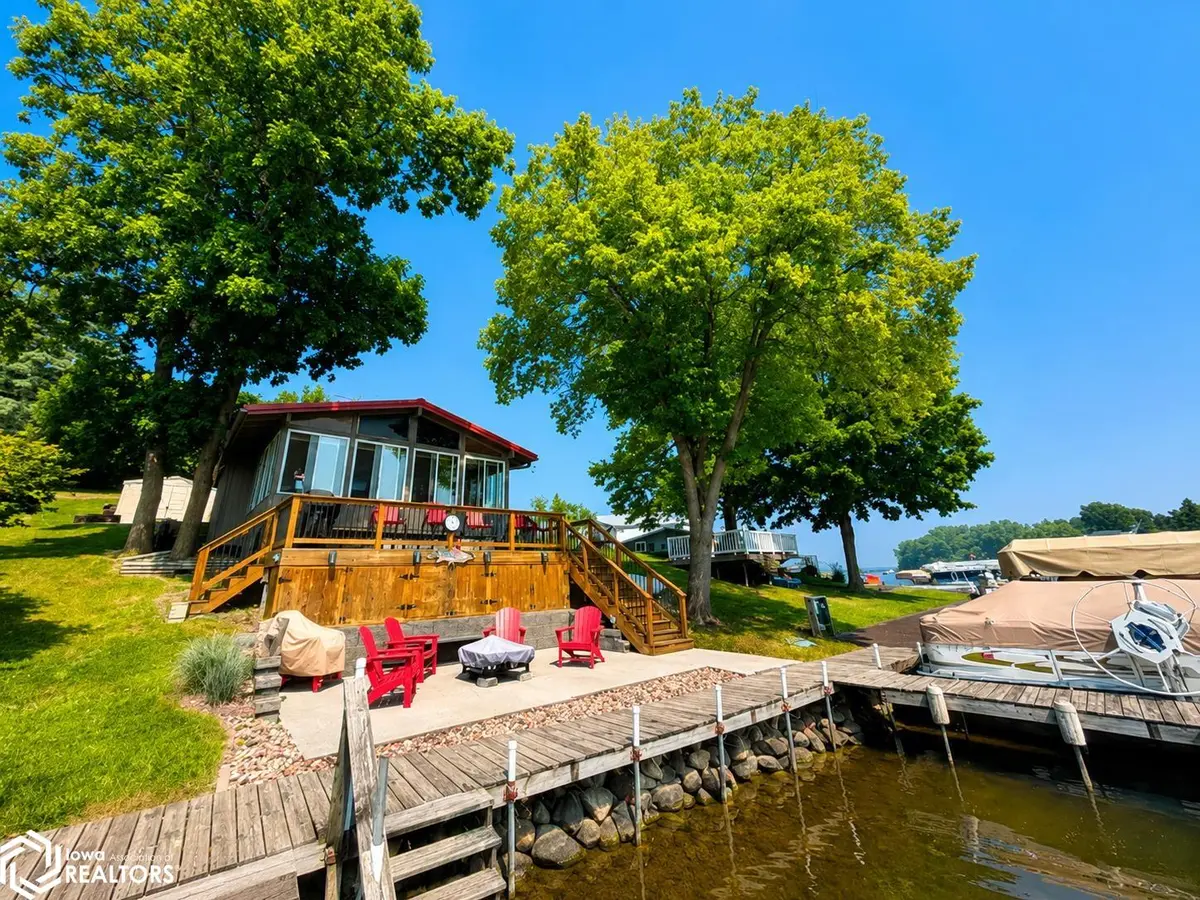 1116 Lakeshore DR, Brooklyn, IA 52211