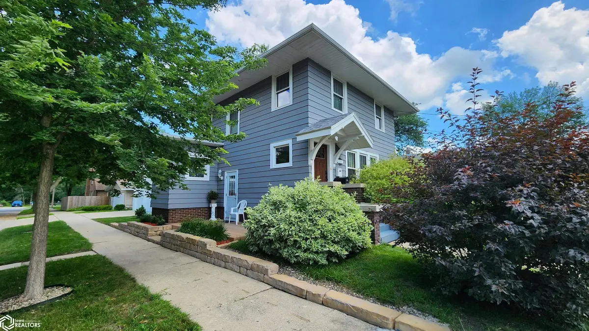 864 3rd ST, Mason City, IA 50401