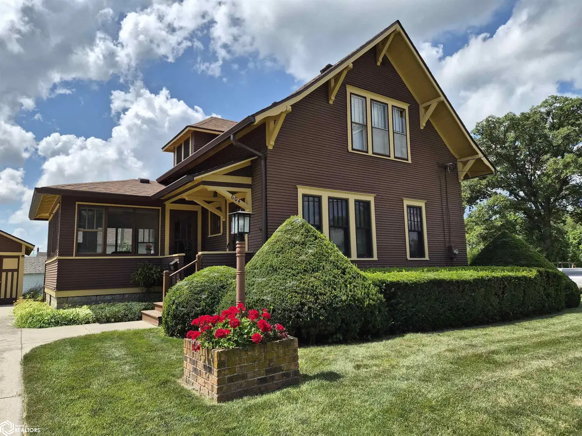 604 8Th AVE, Grinnell, IA 50112