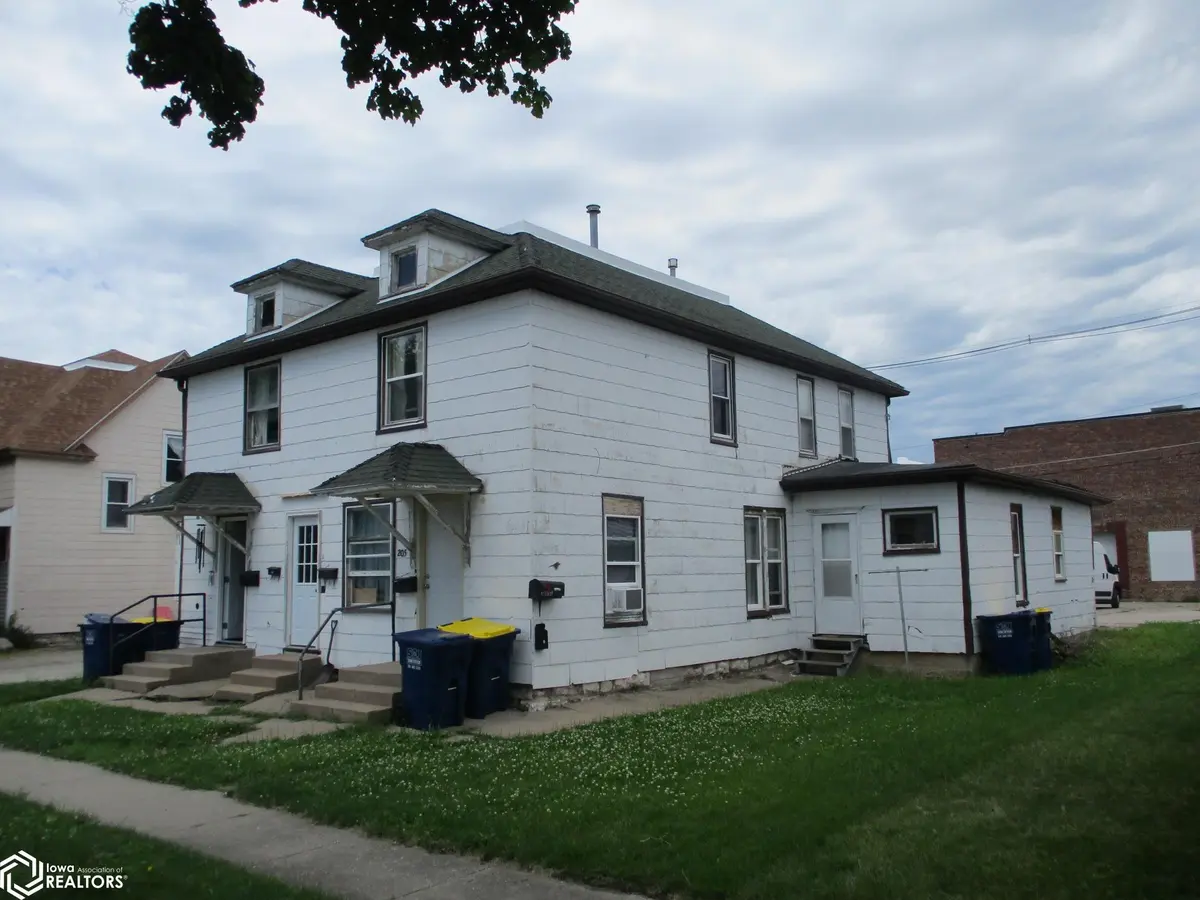 205 W 5Th ST, Vinton, IA 52349