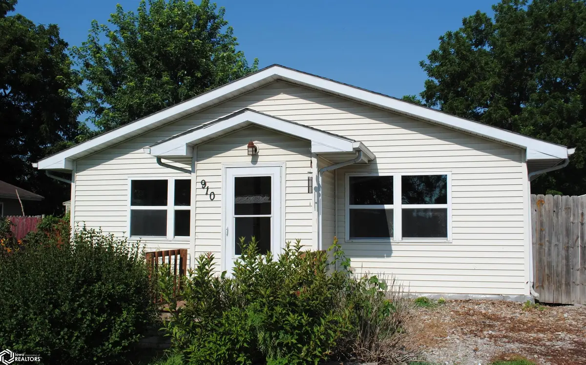 910 N 9th St, Fairfield, IA 52556