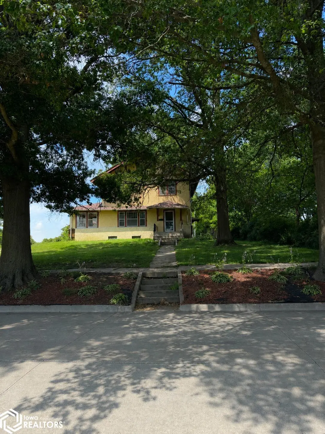 205 Shellway DR, Mount Ayr, IA 50854